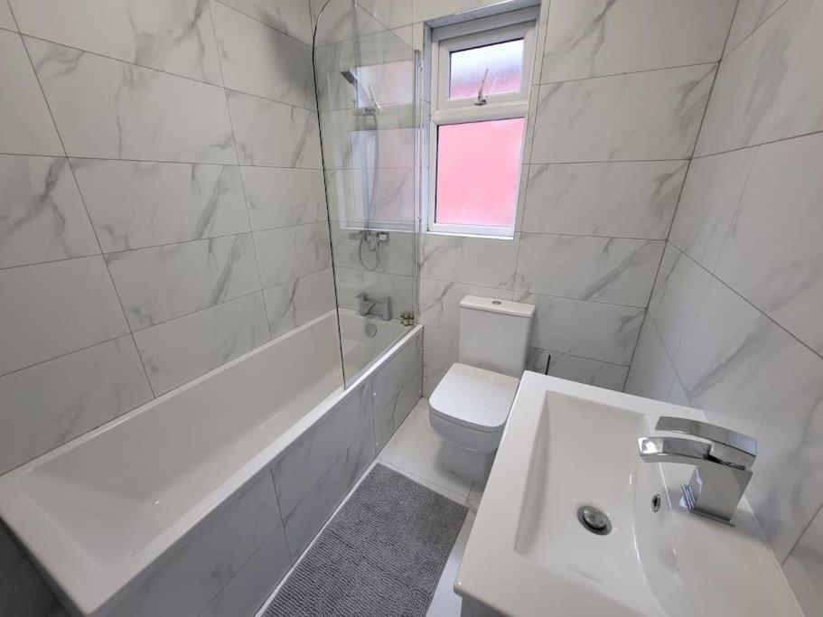 4 Bedroom House, 8 Min To City! Манчестер Екстер'єр фото